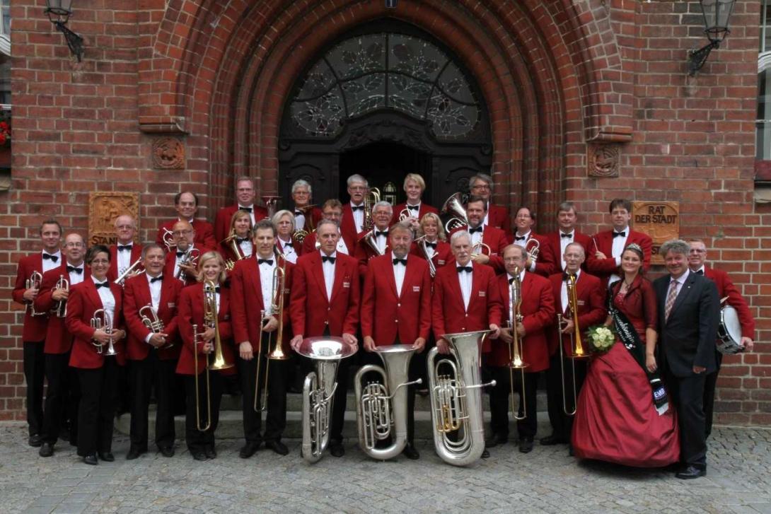 Gruppbild tagen framför rådhuset i Wittstock 2012-08-25